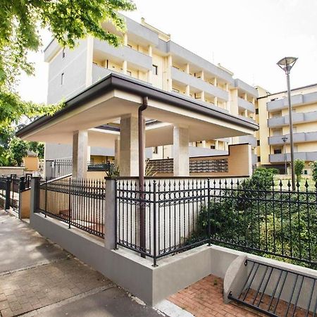 Hq Aparthotel Milano Inn - Smart Suites Cinisello Balsamo Exterior foto